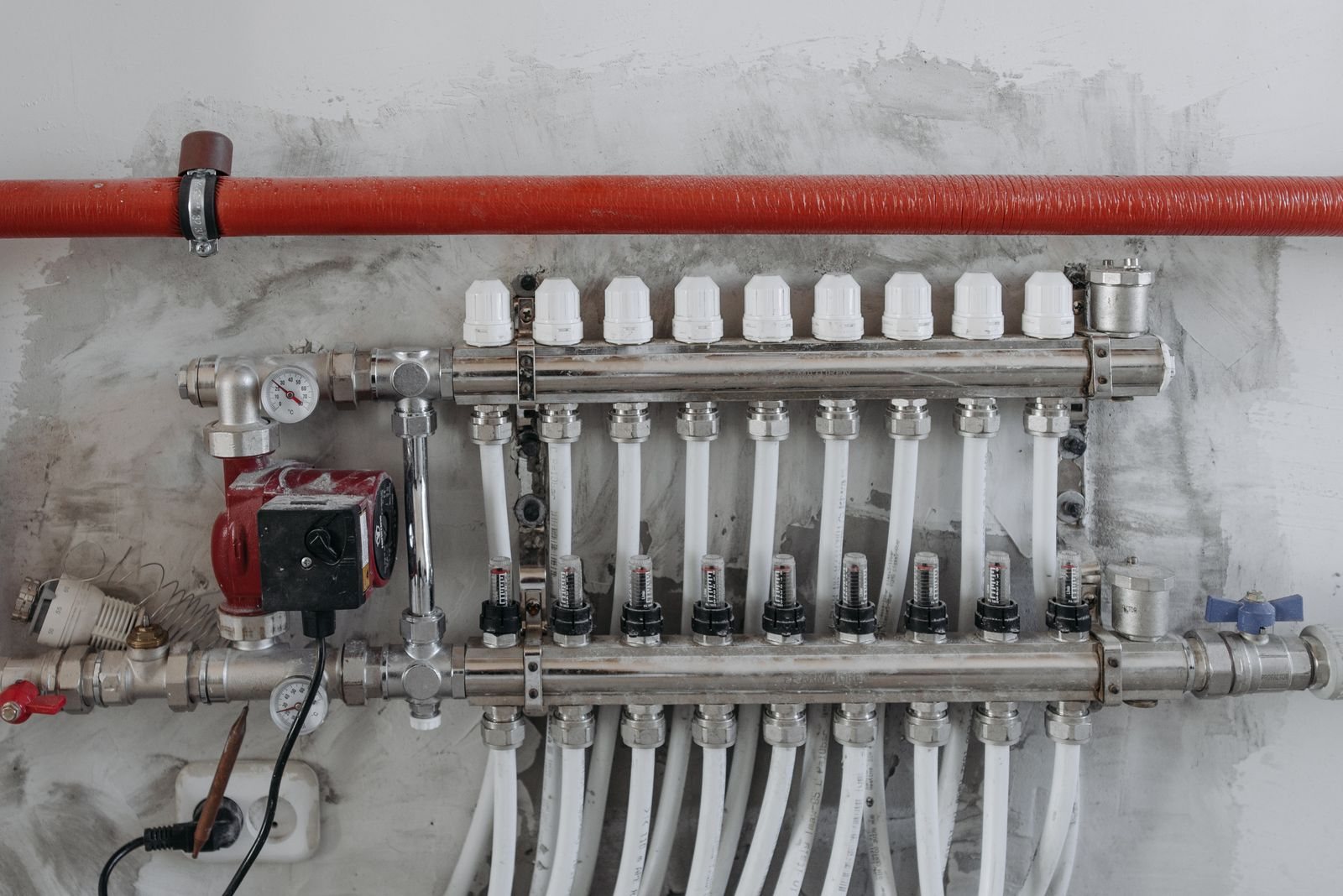 Stainless steel water distribution manifolds with supply lines
